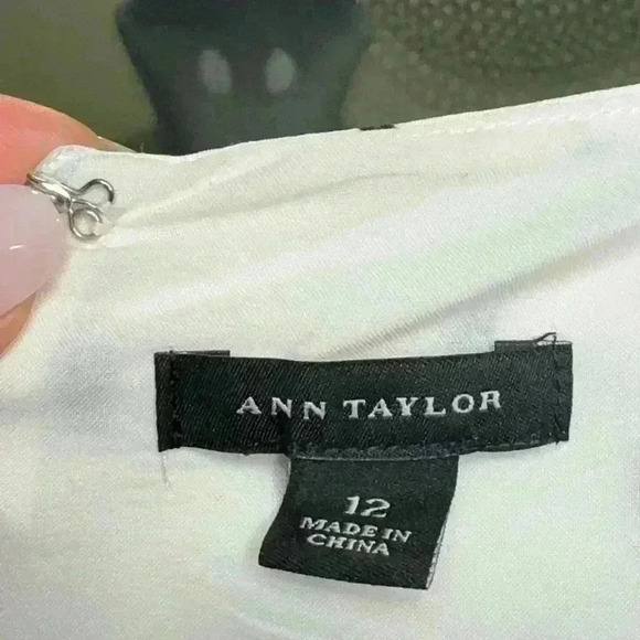Ann Taylor - Sleeveless lined white dress with design - Size 12 - Picture 5 of 5